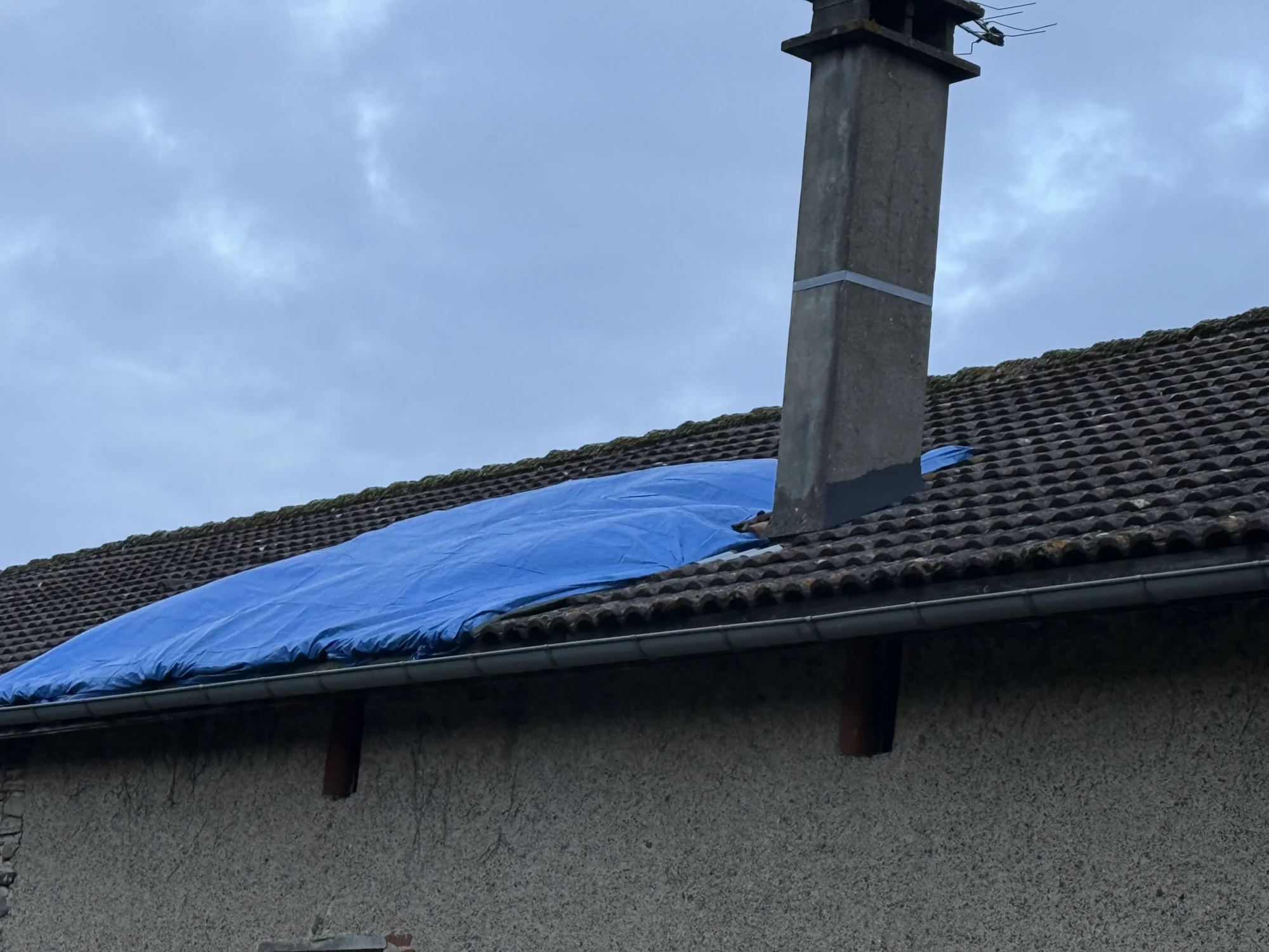 Mise en place d’une bâche de protection suite aux intempéries